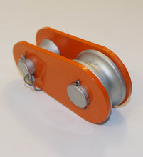 Load image into Gallery viewer, Dingo Snatch Block --DSB22
George4x4 Dingo Snatch Block –4WD Recovery Pulley Block (22T Rated)
DSB22-A: Aluminum wheel designed exclusively for fiber rope. weight 1.65kg
DSB22-S: steel wheel, weight 2.15kg; Compatible with both soft rope and steel cable, but do not use with fiber rope if it has been used with steel cable, as this may cause damage to the fiber.