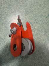 Load image into Gallery viewer, Dingo Snatch Block --DSB22
George4x4 Dingo Snatch Block –4WD Recovery Pulley Block (22T Rated)

DSB22-A: Aluminum wheel designed exclusively for fiber rope. weight 1.65kg

TESED DSB22-S: steel wheel, weight 2.15kg; Compatible with both soft rope and steel cable, but do not use with fiber rope if it has been used with steel cable, as this may cause damage to the fiber.