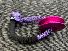 Load image into Gallery viewer, George4x4 Soft Shackle Ring Combo This kit includes  1pc*Soft Shackle (Purple button), Australian made  Size: 11mm  Length: 55cm or 65cm  Breaking Strength: 18000kg    1pc*Aluminum Pulley Snatch Ring, Australian designed and NATA accredited lab tested  Inner-Outer diam: 32mm-125mm  Breaking Strength: 15000kg   Colour: Hot Pink 