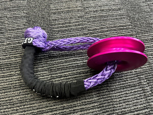 George4x4 Soft Shackle Ring Combo This kit includes  1pc*Soft Shackle (Purple button), Australian made  Size: 11mm  Length: 55cm or 65cm  Breaking Strength: 18000kg    1pc*Aluminum Pulley Snatch Ring, Australian designed and NATA accredited lab tested  Inner-Outer diam: 32mm-125mm  Breaking Strength: 15000kg   Colour: Hot Pink 