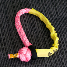 Load image into Gallery viewer, Pink Soft Shackle 15000kg*65cm, Made in Australia Made of Rope Diam: 11mm; Minimum Breaking Force: 15000kg; Total length 65cm, 26-29cm when closed as a Shackle Custom length acceptable! Contact us: sales@george4x4.com.au Features: Hand spliced in Australia, Tested by NATA-accredited lab Super lightweight, can float in water UV-resistant, waterproof and more durable Protective sleeve fitted More durable design (Black Eye)