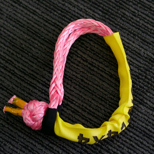 Pink Soft Shackle 15000kg*65cm, Made in Australia Made of Rope Diam: 11mm; Minimum Breaking Force: 15000kg; Total length 65cm, 26-29cm when closed as a Shackle Custom length acceptable! Contact us: sales@george4x4.com.au Features: Hand spliced in Australia, Tested by NATA-accredited lab Super lightweight, can float in water UV-resistant, waterproof and more durable Protective sleeve fitted More durable design (Black Eye)