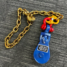 Load image into Gallery viewer, 2T Tow Truck Winch Snatch Block with Chain &amp; Shortener Hook Extension– 75mm Sheave