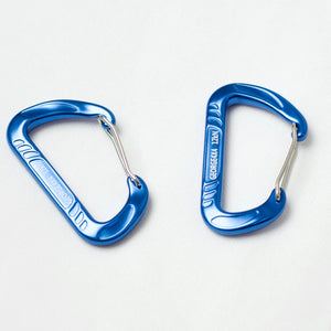 Aluminium Carabiner for Outdoor Activities This aluminium carabiner is made of 7075 aviation-grade material, lightweight, highly durable, and wear-resistant. 7075 aviation-grade aluminium. Wine red, Sapphire blue, Mineral grey 8x4.84cm/3.15x1.91in, 22g  This carabiner can be used for rock climbing, hammock clipping, yoga, backpack buckling, outdoor safety quick releases, keyring hanging, and keychain connecting.